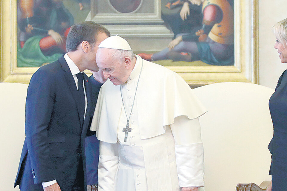 Macron estuvo acompañado por su esposa Brigitte en la visita a Francisco en el Vaticano. (Fuente: AFP)