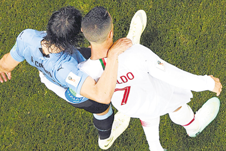Edinson Cavani abrazado a Cristiano Ronaldo cuando ya la historia estaba cerrada. (Fuente: AFP)