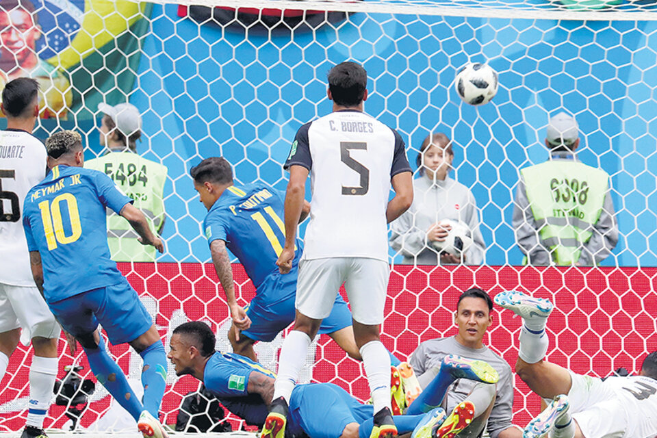 Coutinho acaba de darle el triunfo a Brasil, en el minuto 90. (Fuente: AFP)