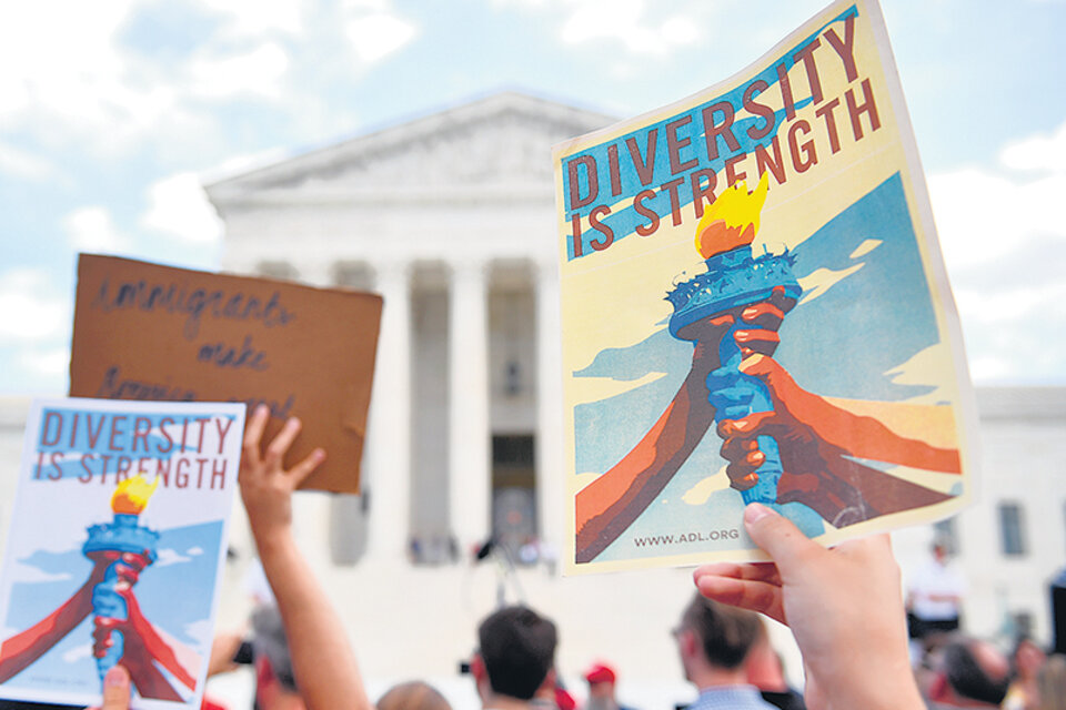 Un grupo de manifestantes protesta por el fallo migratorio de ayer frente a la Corte Suprema de Estados Unidos, en Washington DC. (Fuente: AFP)