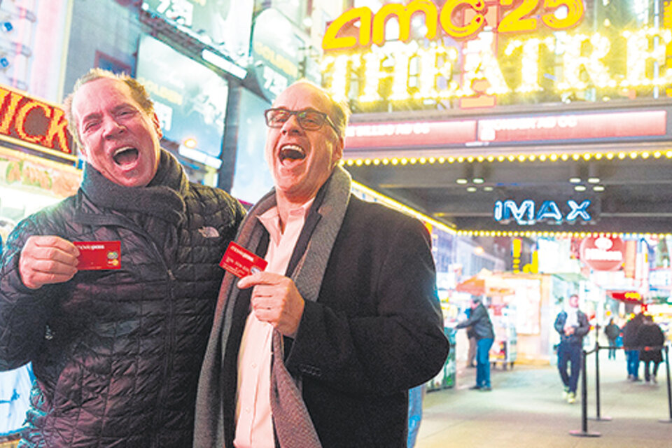 Dos felices poseedores de la tarjeta Moviepass, en una foto promocional de la compañía.