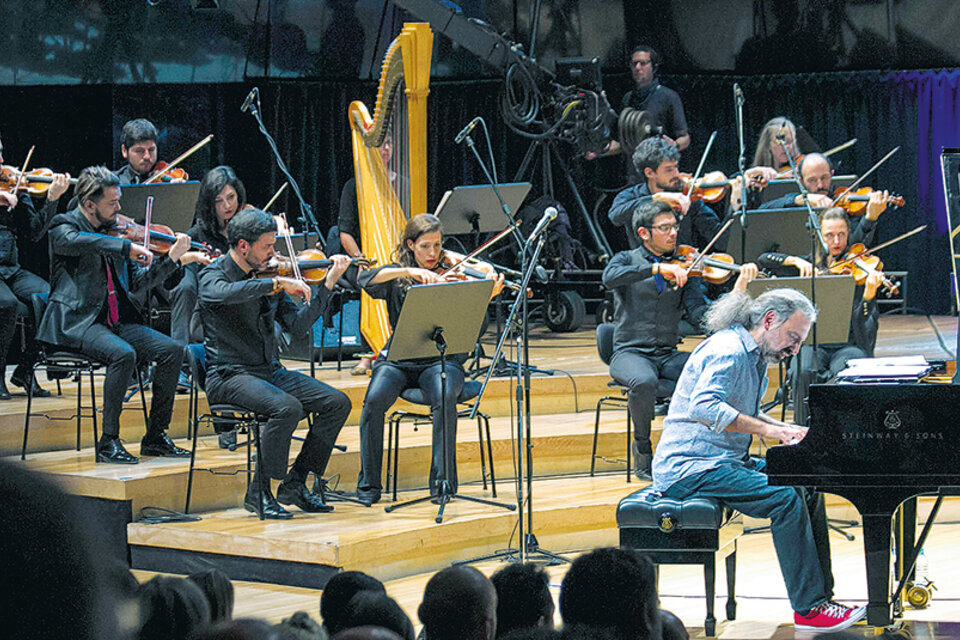 En el Centro Cultural Kirchner, Bollani presentó su Concerto Azzurro, junto a la óptima Orquesta Sin Fin.