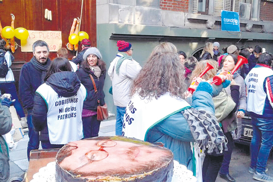 La actividad incluyó un mural donde los trabajadores pegaron tickets de supermercado y boletas de servicios.