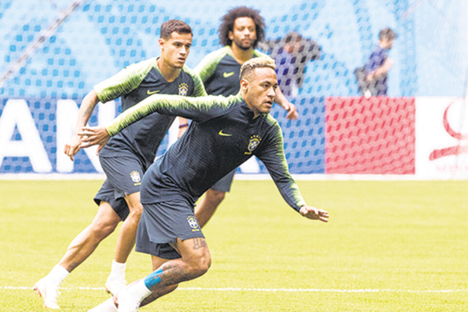 Neymar entrenó a la par de sus compañeros y será titular. (Fuente: EFE)