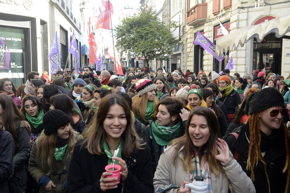 Tras la votación, la multitud fue desde Humanidades hasta el Monumento, por la peatonal. (Fuente: Andres Macera)