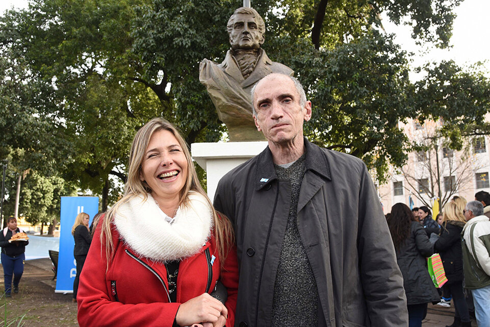 La escultora Tillio junto al mentor Dante Taparelli.
