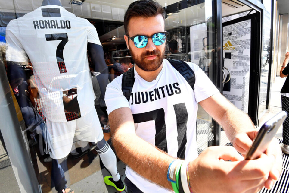 Ya se venden en Italia camisetas de la Juventus con el nombre del portugués. (Fuente: EFE)