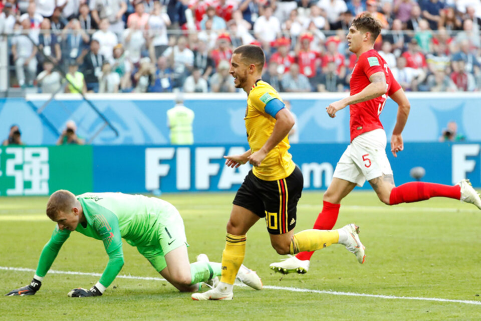 Hazard ya remató y el arquero Pickford lo sufre: es el segundo gol de Bélgica. (Fuente: EFE)