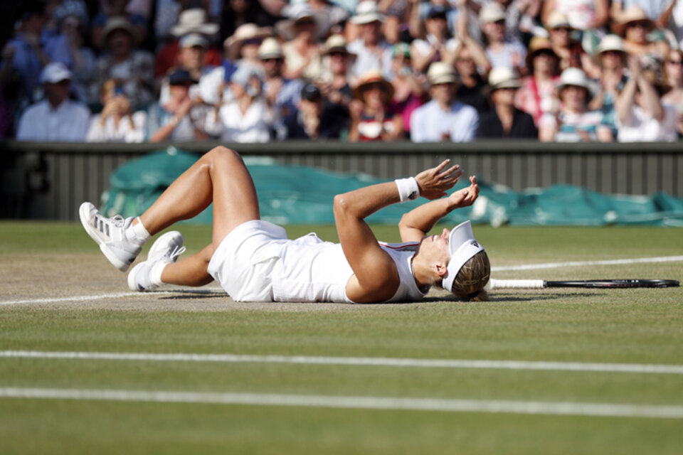 Final del partido: Kerber festeja su título sobre el cesped de Wimbledon. (Fuente: EFE)