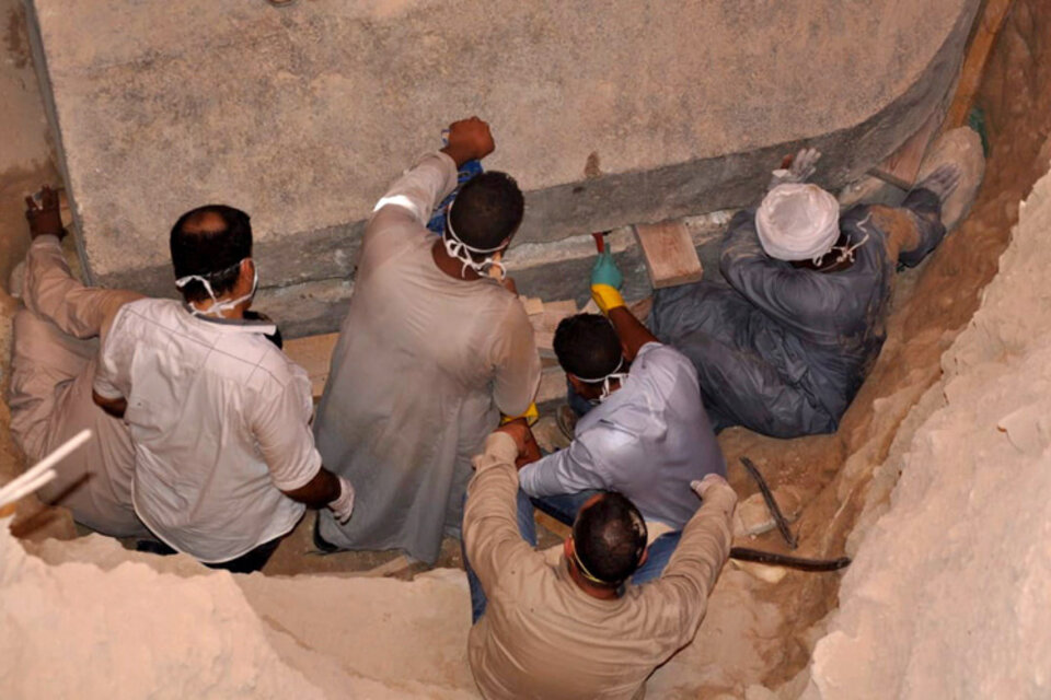 El momento en que se abrió el sarcófago encontrado en Alejandría. (Fuente: EFE)