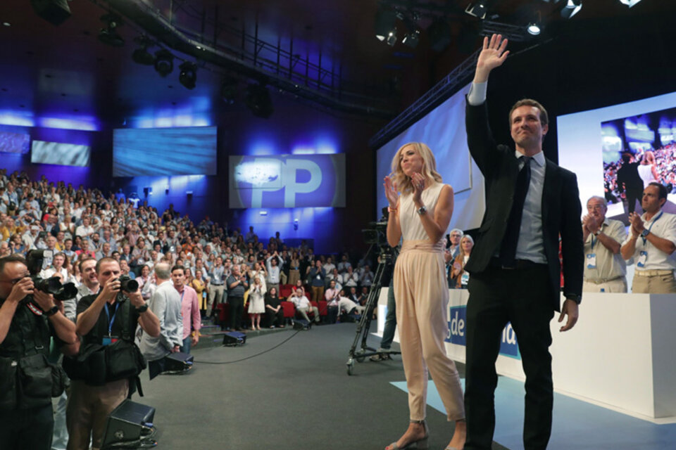Pablo Casado celebra su triunfo en el Congreso de los conservadores. (Fuente: EFE)