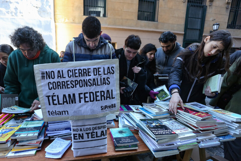 Cientos de personas se acercaron en solidaridad con los trabajadores de Télam. (Fuente: Gustavo Pantano)