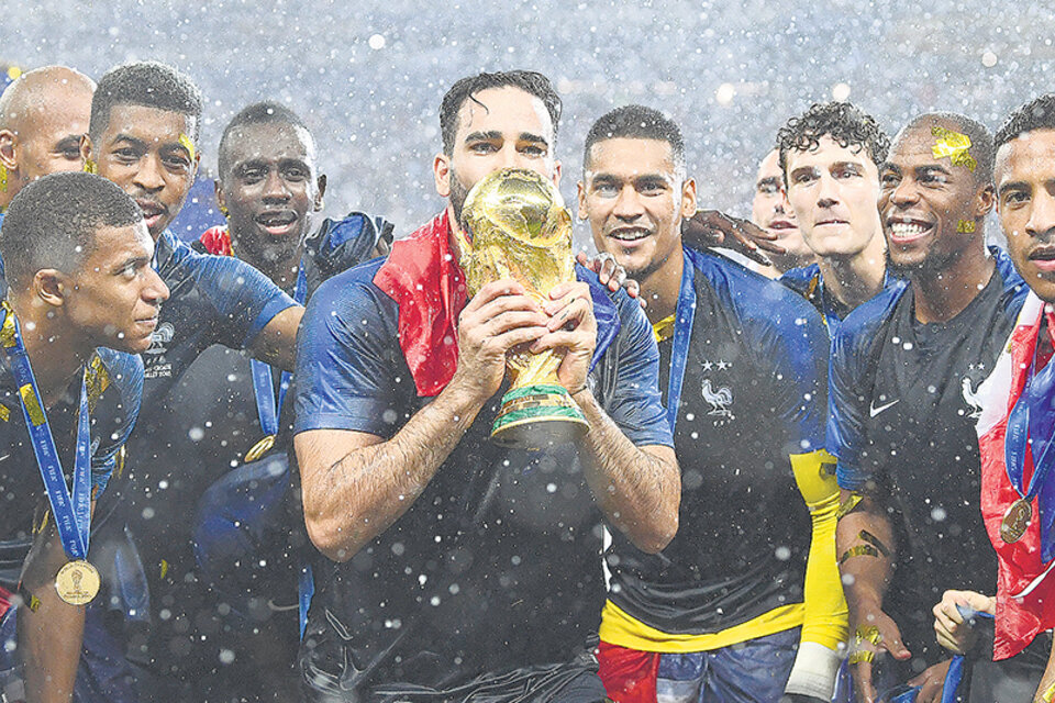 Los flamantes campeones del mundo posan con la Copa en su poder. (Fuente: AFP)