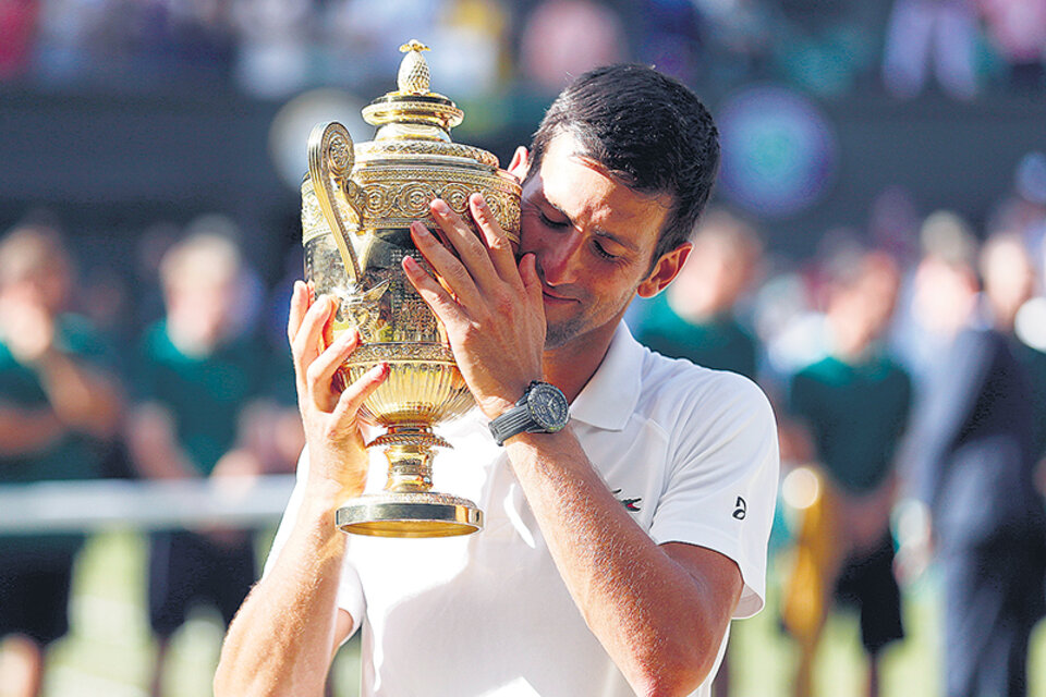 Djokivic besa la copa de Wimbledon, el 13er título de Grand Slam de su carrera y cuarto en el césped inglés.