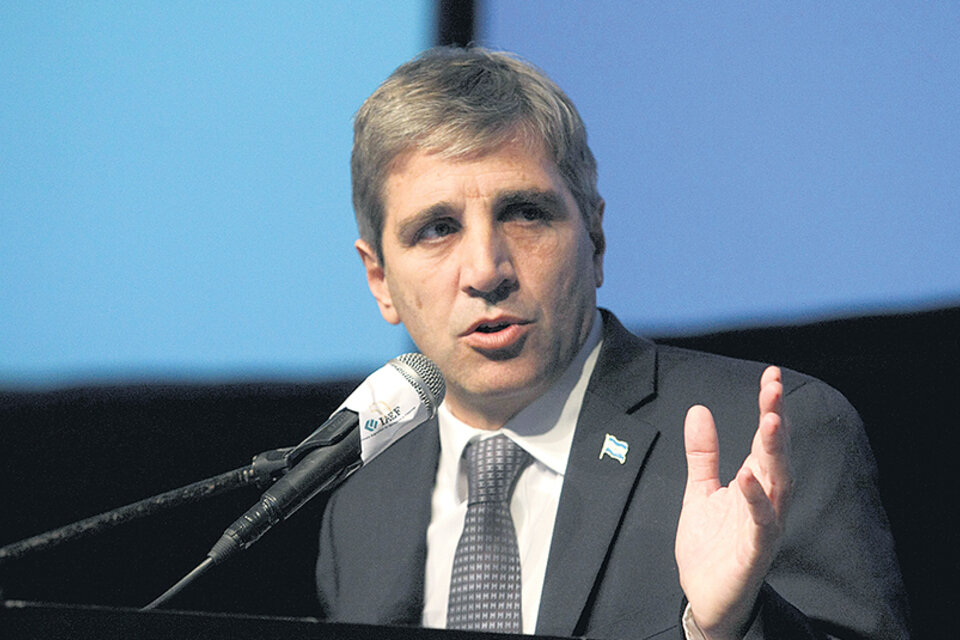 Luis Caputo, ministro de Finanzas, está pagando tasas altísimas, en pesos y en dólares.