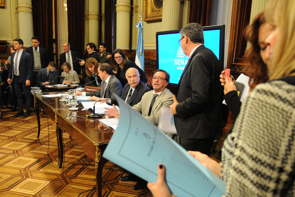 En la reunión inaugural, las tres comisiones en pleno para definir los detalles del debate. (Fuente: Guadalupe Lombardo)