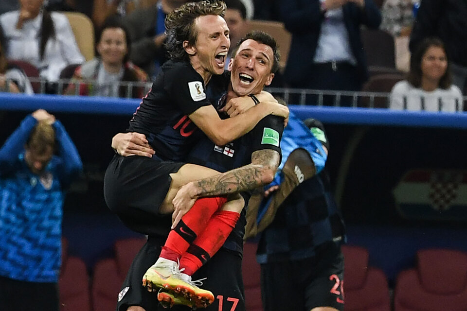El gigante Mario Mandžukić y el pequeño Luka Modrić festejan la clasificación a la final. (Fuente: AFP)