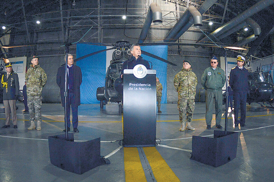 El presidente Mauricio Macri hizo el anuncio desde un hangar en Campo de Mayo junto al ministro de Defensa y la cúpula militar.