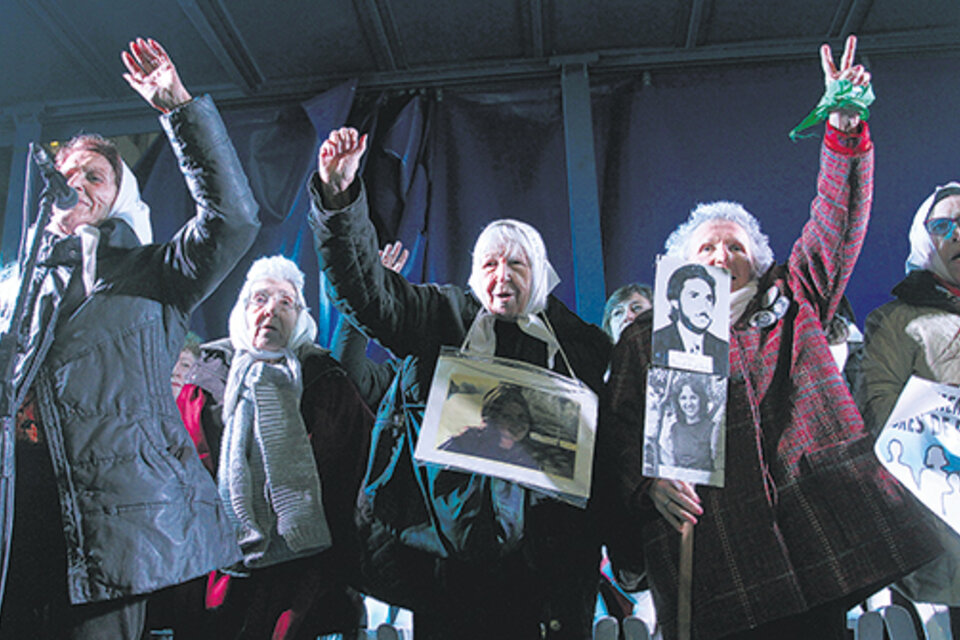 Las Madres de Plaza de Mayo encabezaron el acto y movilización contra el decreto del presidente Macri.