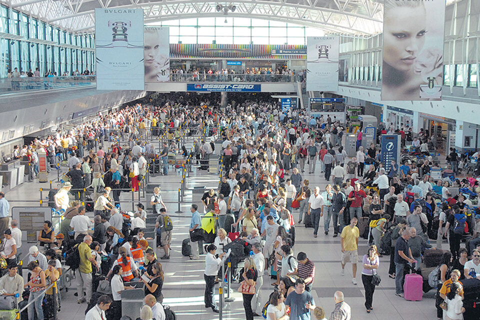 El proyecto es subir el impuesto a los pasajes aéreos al exterior del 7 al 15 por ciento. (Fuente: NA)