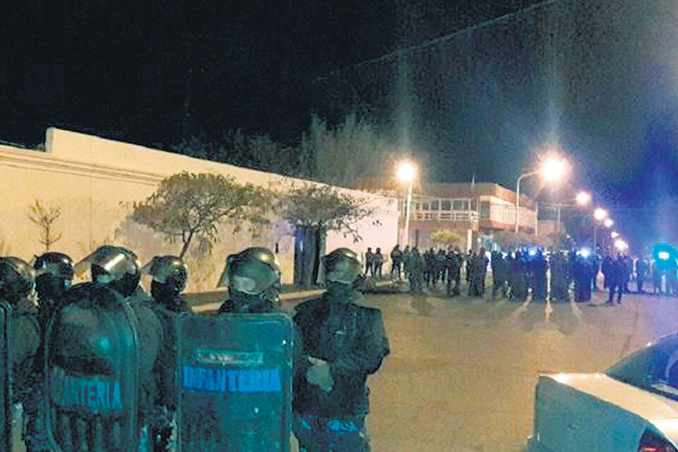 Docentes y trabajadores estatales fueron reprimidos por la policía en la noche del pasado martes.