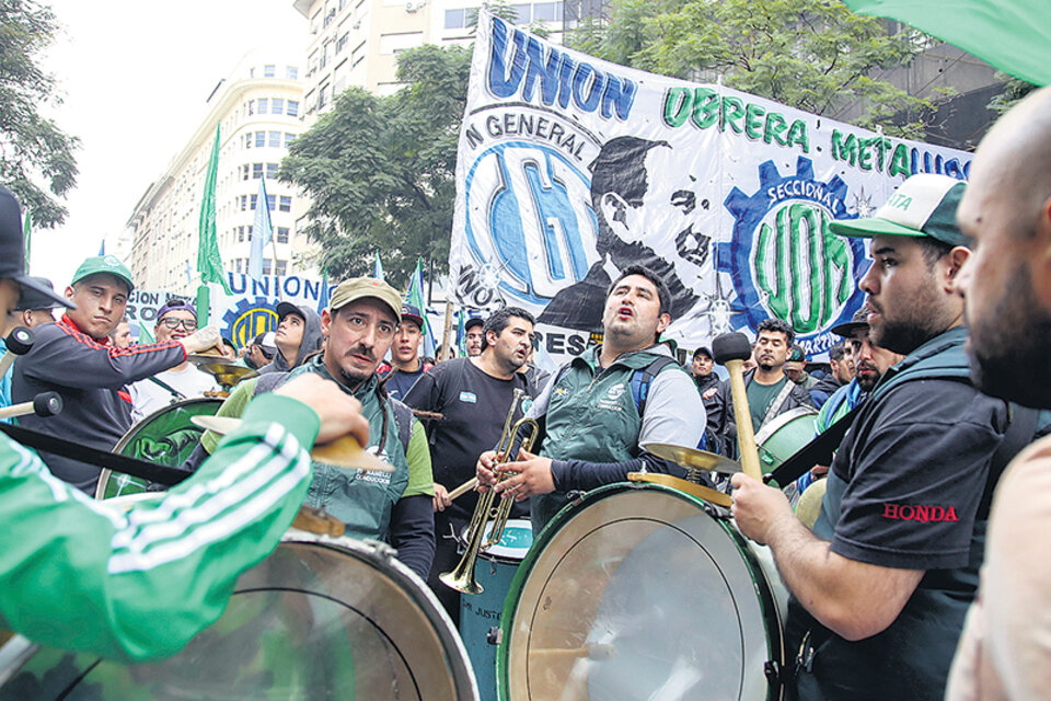 Una masiva marcha de la UOM y el Smata en la puerta del edificio del Ministerio de la Producción. (Fuente: N.A,)