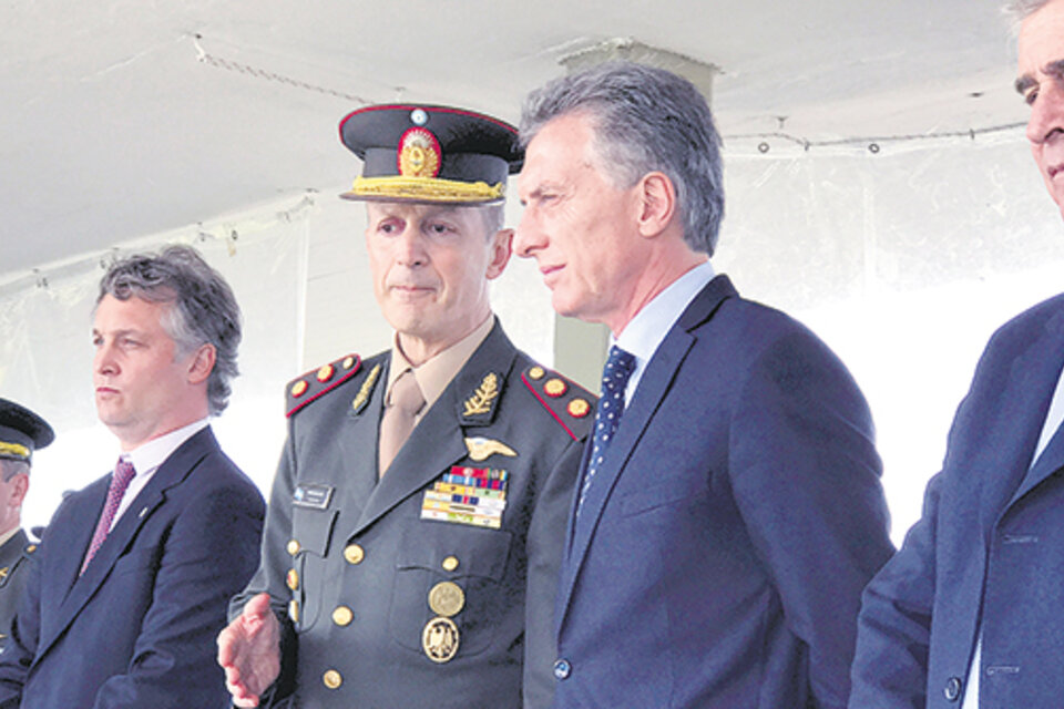El presidente Mauricio Macri junto a su ministro de Defensa, Oscar Aguad, y el jefe del Estado Mayor Conjunto. (Fuente: NA)