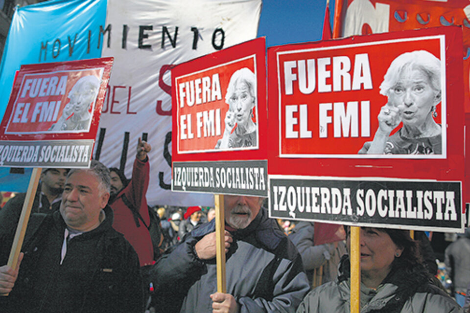 Por el enorme operativo de seguridad, la manifestación contra el FMI se realizó ayer en Puerredón y Las Heras. (Fuente: AFP)
