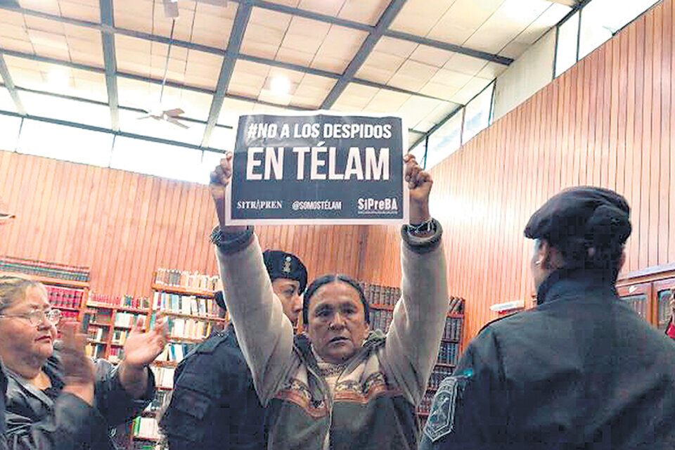 Milagro Sala mostró un cartel en solidaridad con los despedidos de la agencia estatal Télam.