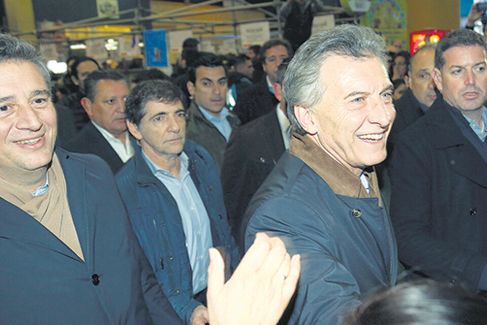 Etchevehere sonríe mientras Macri saluda en la Rural a los candidatos opositores que alienta el ministro. (Fuente: NA)
