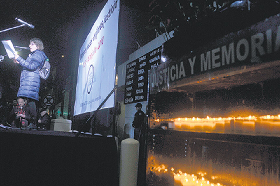 Como hace 24 años, Memoria Activa continuó exigiendo justicia por las víctimas del atentado a la AMIA. (Fuente: Sandra Cartasso)