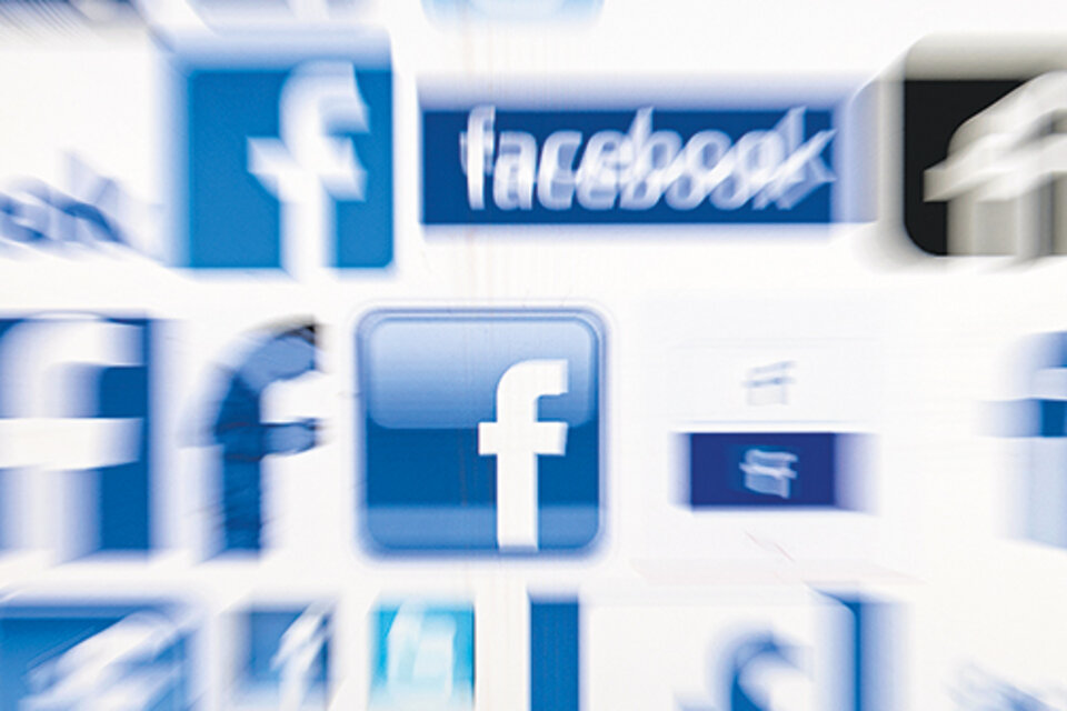 Facebook, la red social más grande del mundo, decidió bajar la circulación de noticias calificadas como “falsas”.