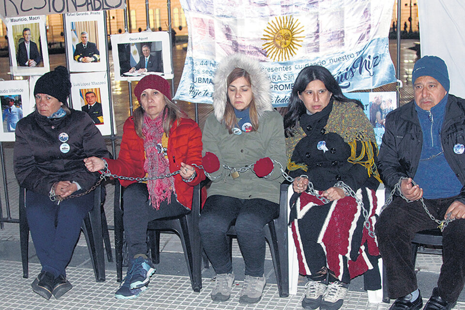 Encadenados en Plaza de Mayo en reclamo de respuestas. (Fuente: Jorge Larrosa)