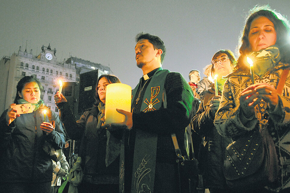 Mientras se leía el documento favorable al proyecto, los religiosos sostuvieron velas verdes. (Fuente: Guadalupe Lombardo)