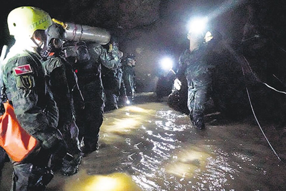 Socorristas llevan víveres y oxígeno a los chicos atrapados en la cueva de Tailandia. (Fuente: EFE)
