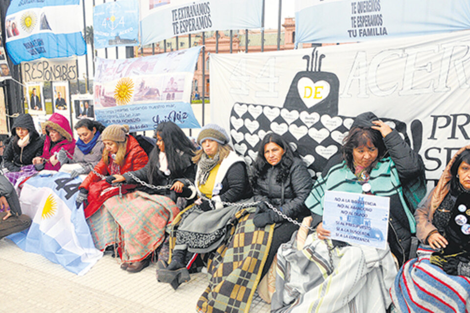 Los familiares de los submarinistas siguen encadenados en la Plaza de Mayo en reclamo de respuestas. (Fuente: Sandra Cartasso)