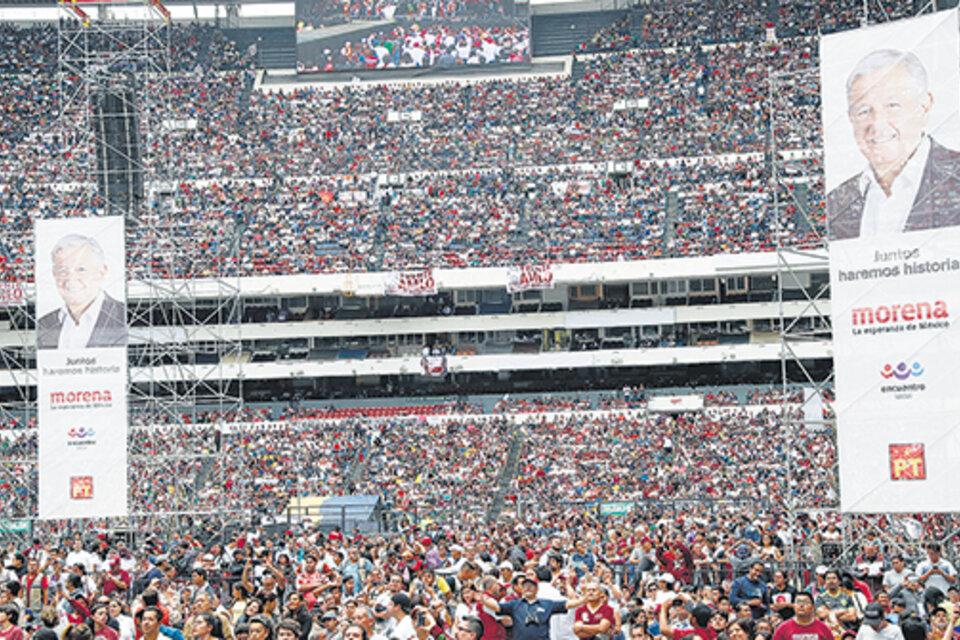 Los simpatizantes de Morena llenaron el Estadio Azteca en el cierre de campaña de AMLO. (Fuente: EFE)