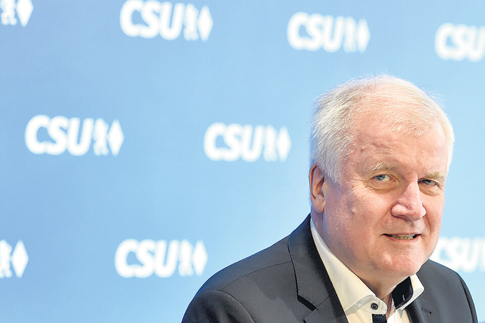 Horst Seehofer amenazó con dimitir de su cargo de ministro y de presidente de la CSU.