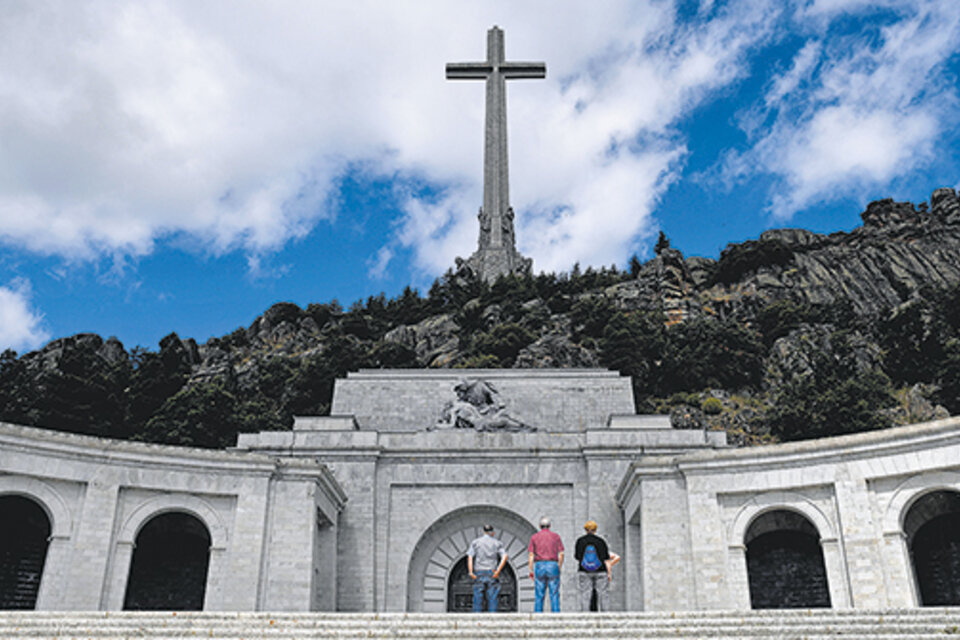 El gobierno español se comprometió a exhumar los restos de Franco, del Valle de los Caídos.