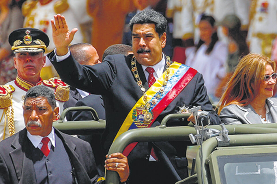 Maduro y la primera dama Cilia Flores en el desfile por los 207 años de la independencia venezolana. (Fuente: EFE)