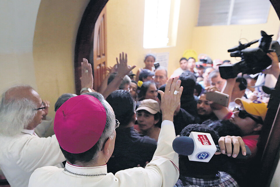 El cardenal Leopoldo Brenes (izq.) y el obispo Silvio Báez pudieron sacar a las personas que estaban en la basílica. (Fuente: AFP)