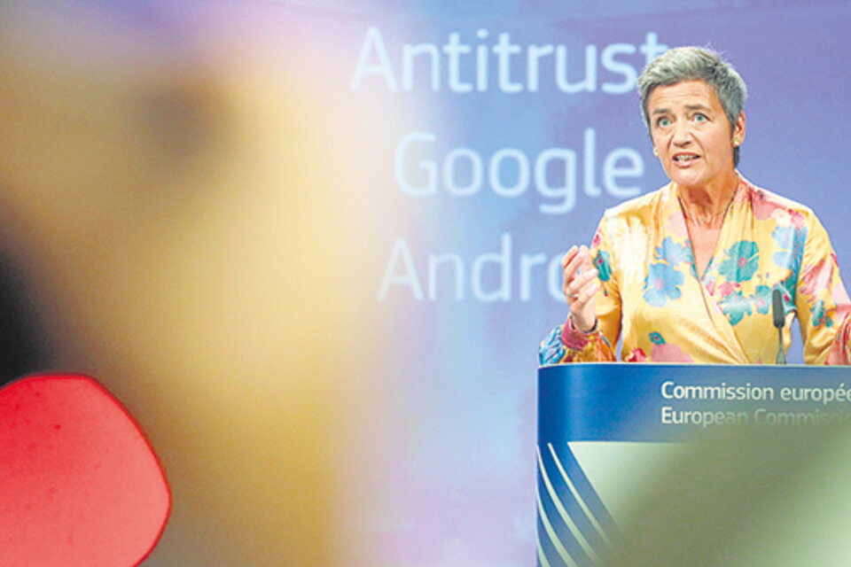 Margrethe Vestager, comisaria europea de Competencia, explica la multa en conferencia de prensa.