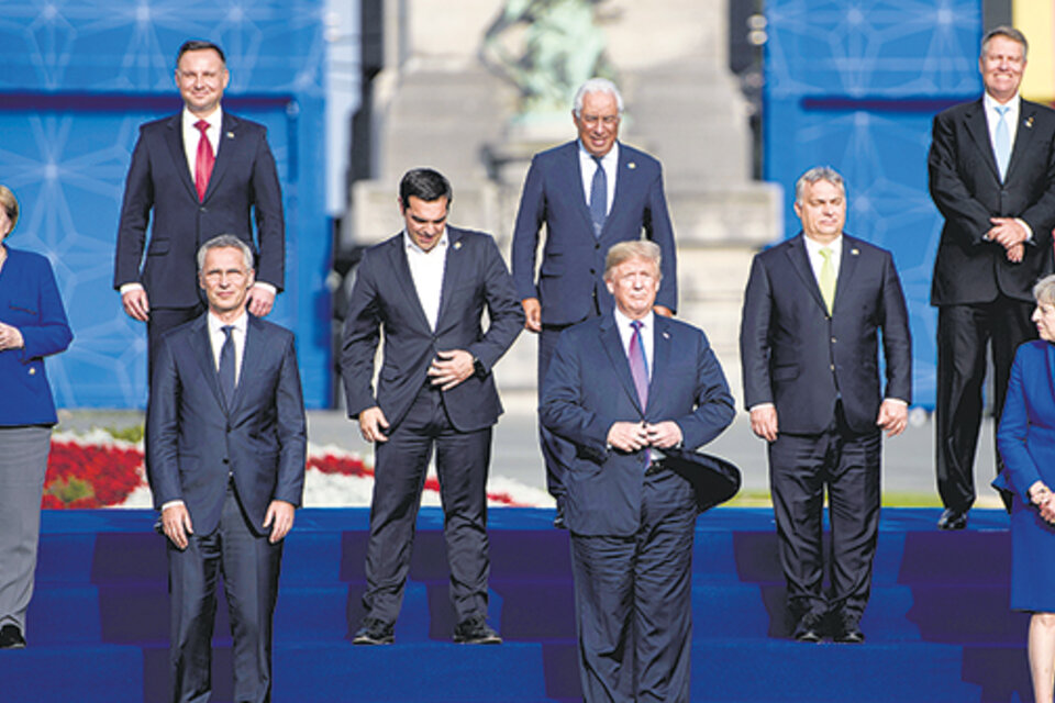 Los miembros de la OTAN se sacan la foto en el primer día de la cumbre.