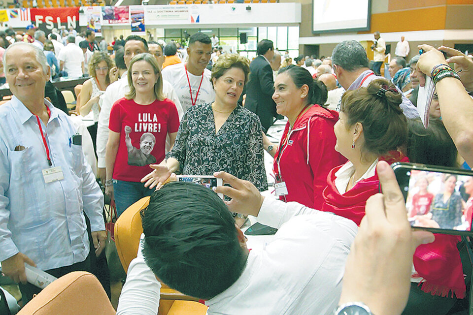 Dilma Rousseff y la presidenta del PT, Gleisi Hoffmann (con la remera Lula Livre!), participan del Foro de San Pablo en Cuba. (Fuente: EFE)