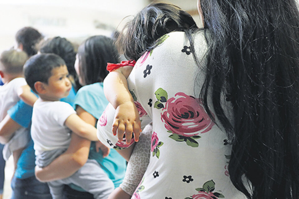 Mujeres y niños migrantes llegan a una estación de ómnibus tras ser liberados de un centro de detención en McAllen, Texas. (Fuente: AFP)