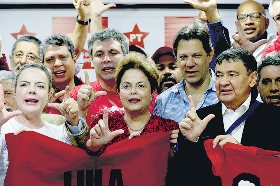 La presidenta del PT, Gleisi Hoffmann, junto a la ex mandataria Dilma Rousseff e integrantes del partido. (Fuente: EFE)