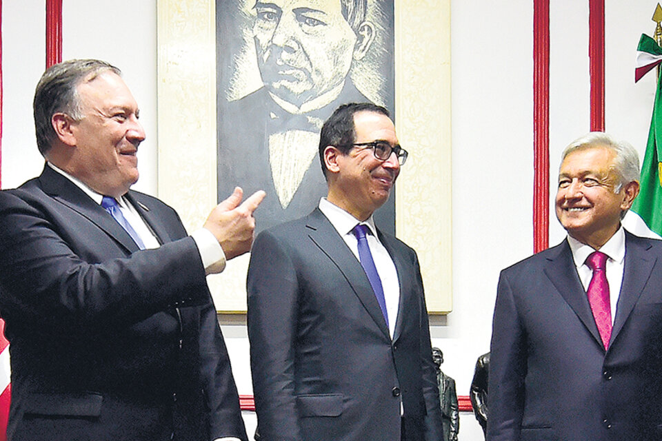 Pompeo, Mnuchin y López Obrador en la sede partidaria de Morena en el Distrito Federal. (Fuente: AFP)