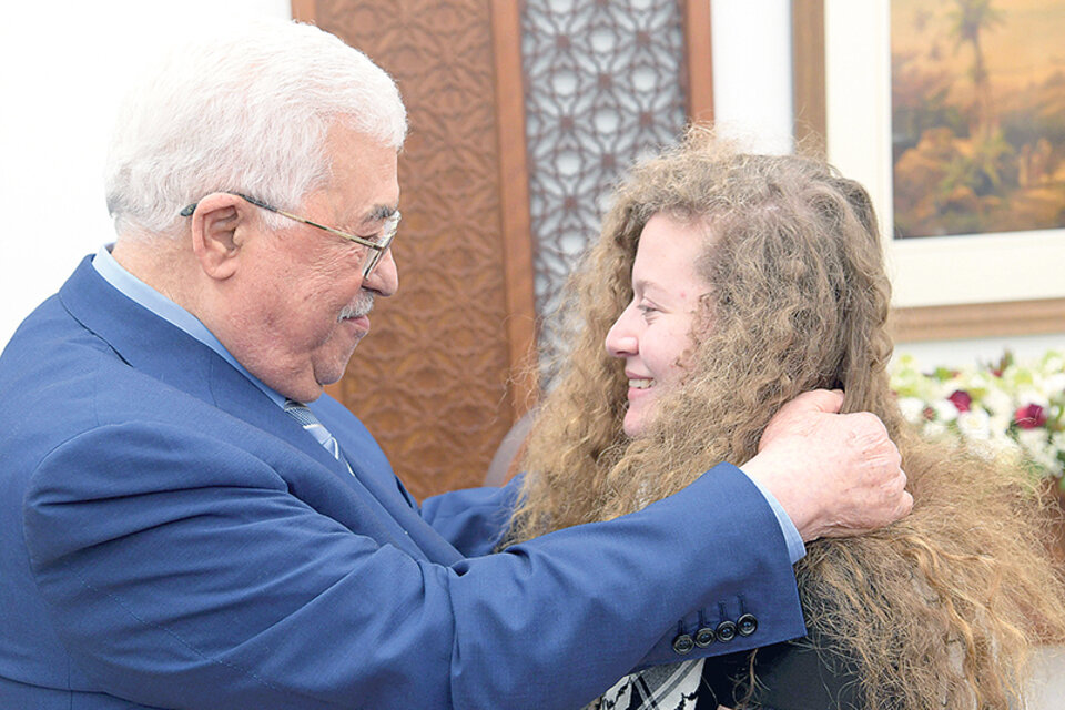 El presidente Abbas recibió a Ahed Tamimi ayer mismo, en el día en que la joven recuperó su libertad.