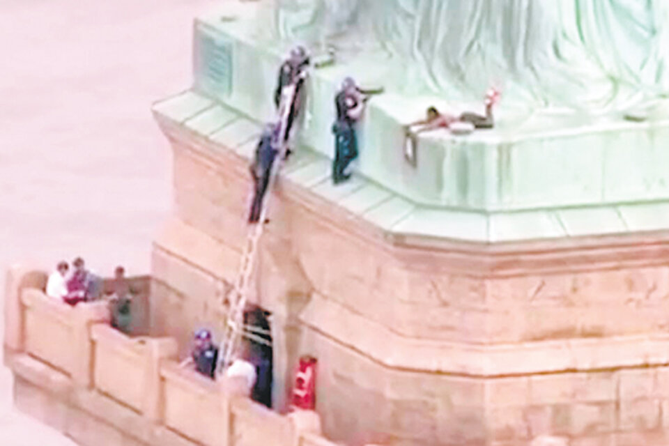 Una mujer que escaló la Estatua de la Libertad formaba parte del grupo Rise and Resist. (Fuente: EFE)