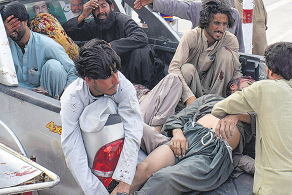 Un grupo de personas carga a una de las víctimas del atentado en Quetta. (Fuente: AFP)